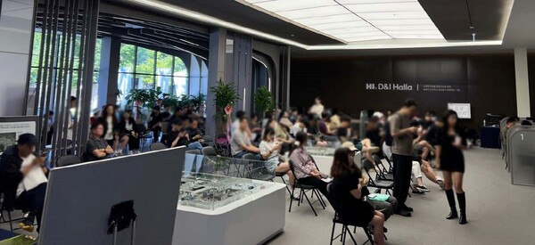 ‘용인 둔전역 에피트’ 견본주택에서 계약순서를 기다리는 방문객 모습 [HL디앤아이한라 제공=뉴스퀘스트]
