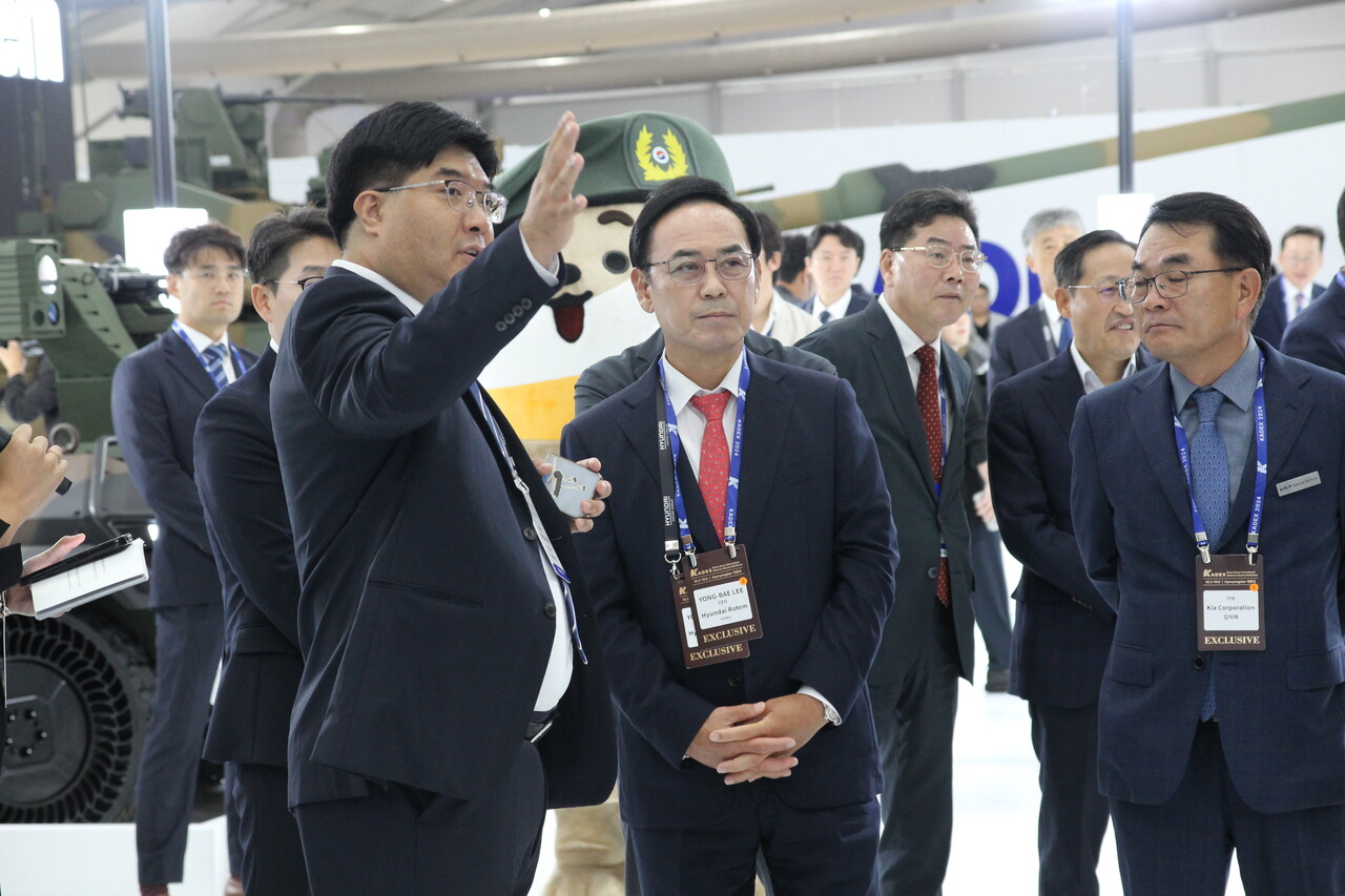 이용배(사진 가운데) 현대로템 사장이 자사 부스에 배치된 주요 제품에 대한 설명을 듣고 있다. [사진=김민우 기자]