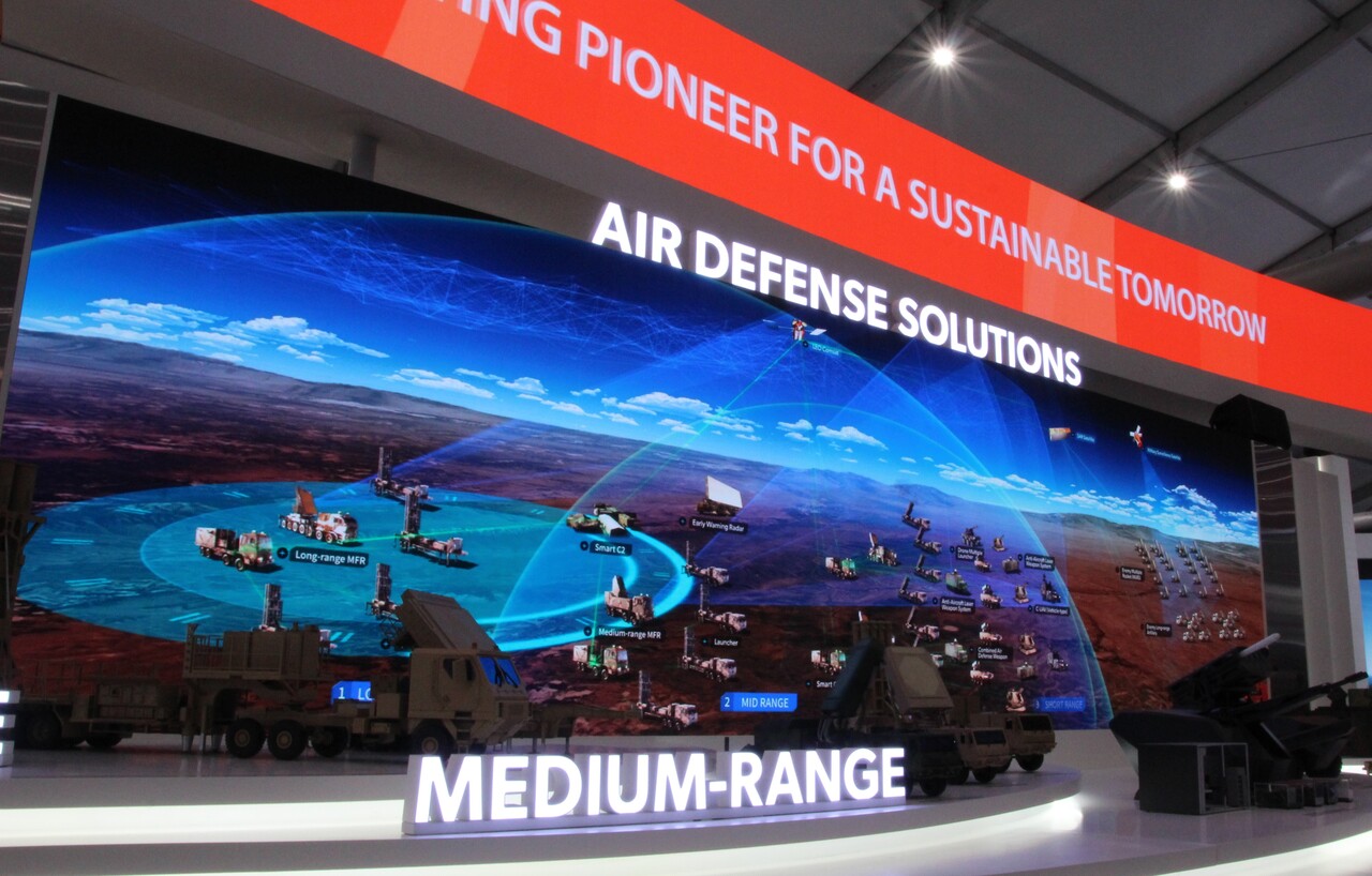 'KADEX 2024' 한화 방산 3사 부스 중앙에 전시된 '방공 솔루션' 전경. [사진=김민우 기자]