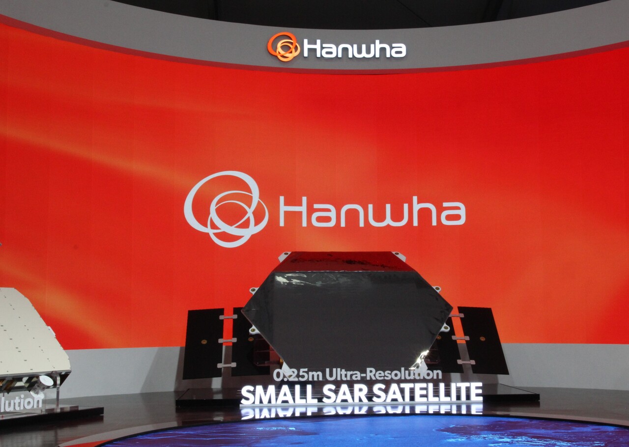 한화시스템이 선보인 세계 최고 수준의 해상도인 0.25m급의 소형 합성개구레이더(SAR) 위성. [사진=김민우 기자]