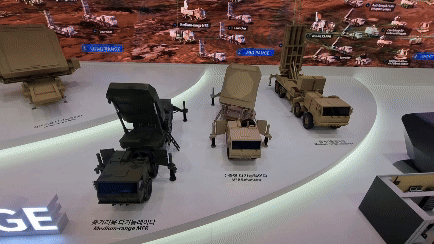 한화 방산 3사에 전시된 중거리 방어 체계 견본들이 실물과 같이 움직이고 있다. [영상=김민우 기자]