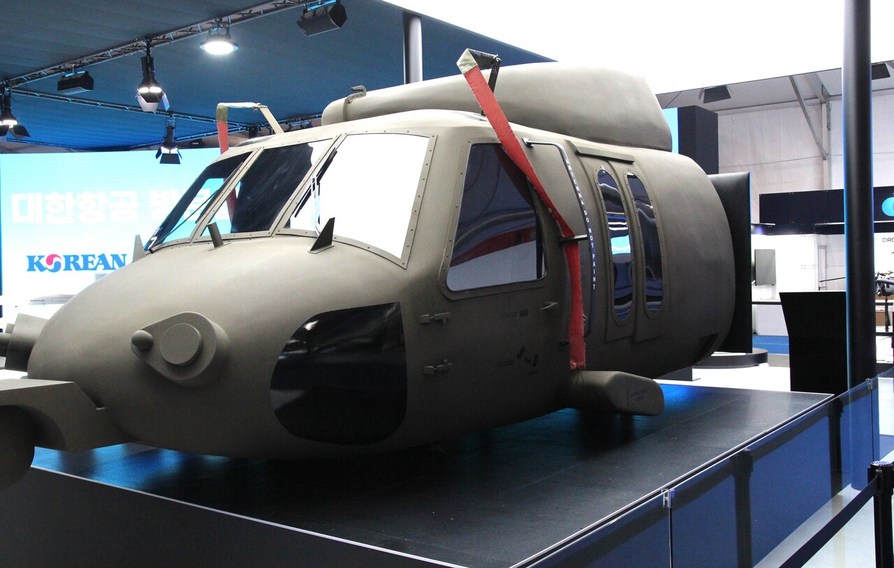 대한항공이 KADEX 2024에서 선보인 UH-60 실제 크기 모형. [사진=김민우 기자]