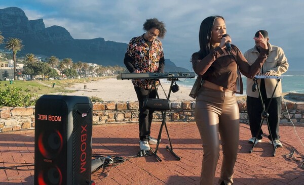 LG전자가 ‘LG 엑스붐(XBOOM)’과 음악이 함께하는 캠페인 ‘붐붐파우 페스타(Boom Boom Pow Festa)’를 개최한다. 사진은 세계 각국의 음악가들이 'LG 엑스붐'과 함께  '블랙 아이드 피스'의 대표곡 '붐붐파우'를 재해석한 거리 공연을 펼치는 모습. [LG전자 제공=뉴스퀘스트]