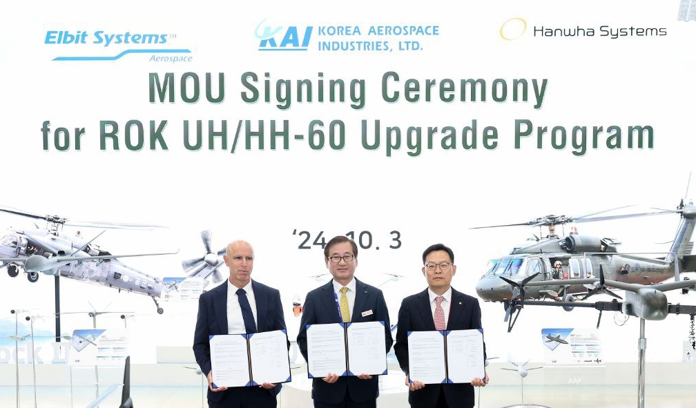 한화시스템은 지난 3일 충청남도 계룡시에서 '한국항공우주산업(KAI)'과 이스라엘 대표 방산기업 '엘빗 시스템즈'와 UH/HH-60 성능개량 사업 협력을 위한 업무협약(MOU)을 맺었다. 사진은 (우측부터) 손재일 한화시스템 사업총괄, 강구영 한국항공우주산업 사장, 아론 캐니언(Alon Canyon) 엘빗시스템즈 부사장. [한화시스템 제공=뉴스퀘스트]