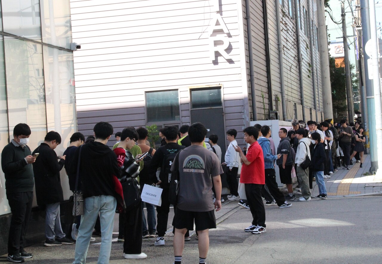 4일 용산구에 위치한 공간 오즈 갤러리에서 '프린세스 커넥트! 리:다이브'의 특별 전시회가 열렸다. 많은 유저들이 전시 오픈 시간인 오전 11시 전부터 현장에 방문한 덕에 줄이 길게 형성돼 있다. [사진=김민우 기자]