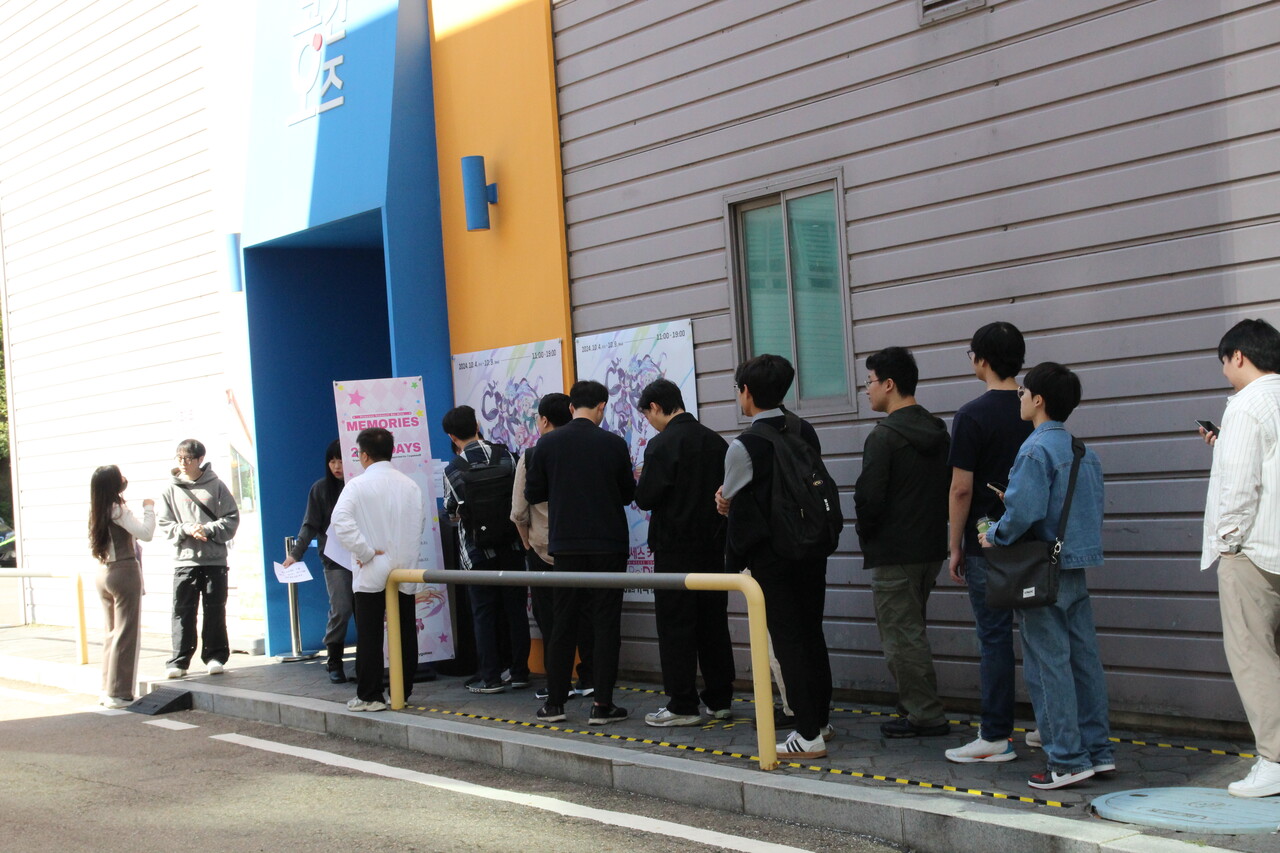 유저들이 입장을 기다리고 있다. 이날 가장 먼저 입장한 유저들은 오전 7시쯤부터 현장 등록을 했다고 말했다. 오픈 2시간 전인 오전 9시에 등록을 마친 김승연씨는 대기줄 90번대를 받고 11시 30분경에 입장할 정도로, 이날 현장 분위기는 뜨거웠다. [사진=김민우 기자]