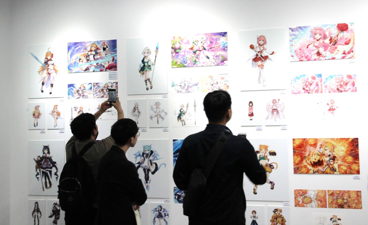 '프린세스 커넥트! 리:다이브' 2000일 기념 전시회 현장. 총 237점에 달하는 인게임 일러스트, 원화, 콘티 등이 전시돼 있다. 많은 유저들이 그간 공개되지 않은 일러스트, 원화들을 사진 찍고 있다. [사진=김민우 기자]