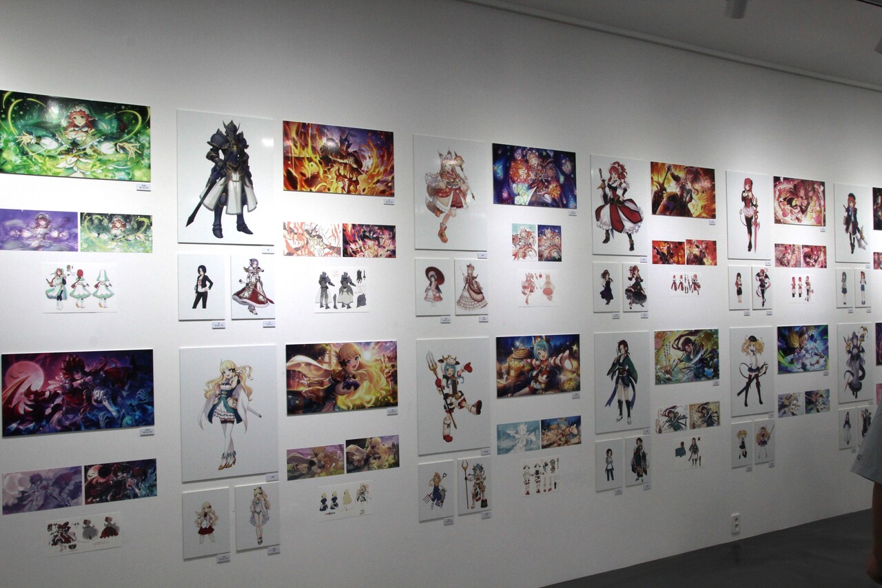 '일러스트' 존 전경. 게임 내 다양한 캐릭터들의 러프화 및 원화가 전시돼 있다. [사진=김민우 기자]