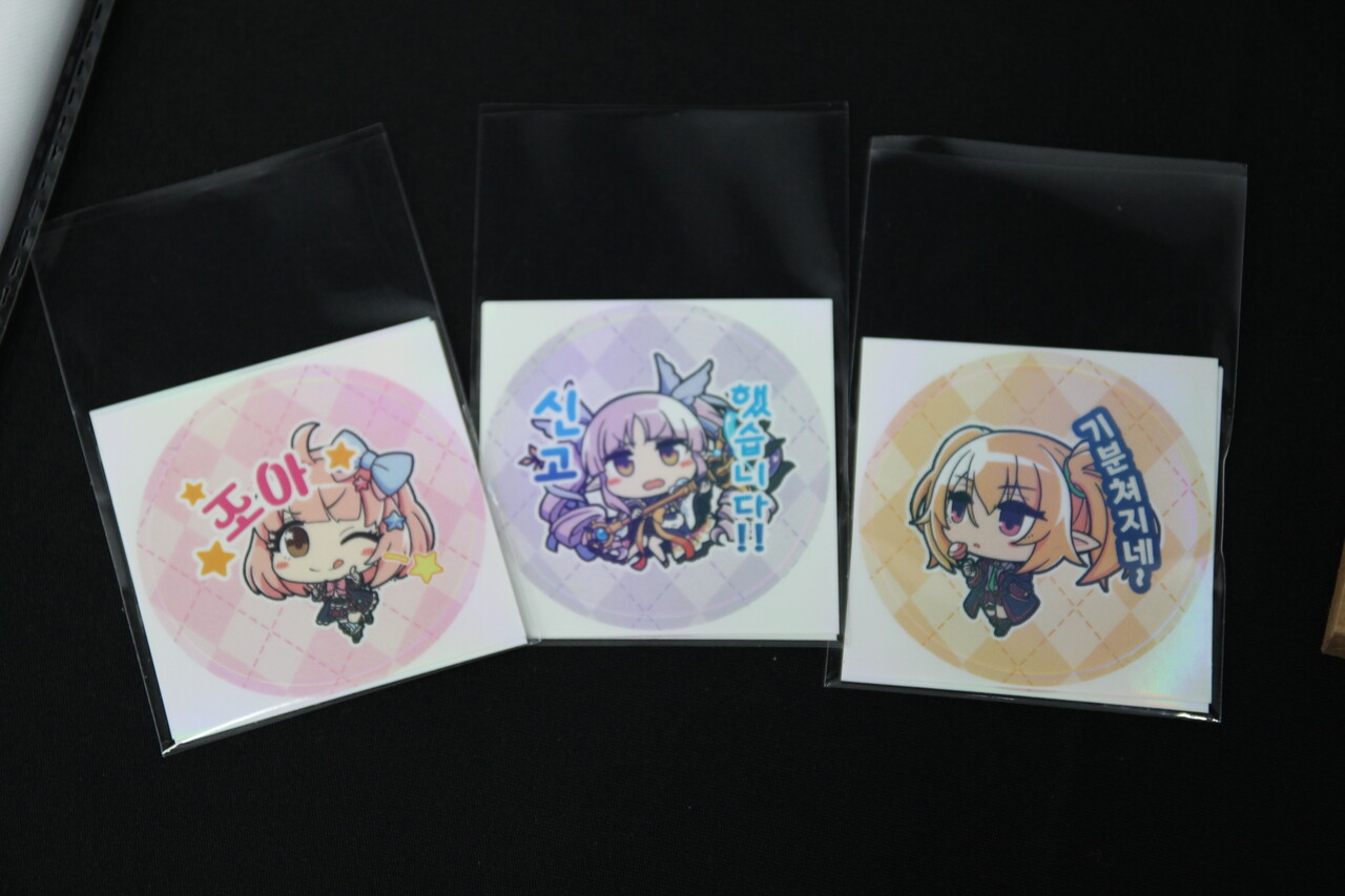 현장 관람객에게 제공된 '프린세스 커넥트! 리:다이브' 캐릭터 스티커. [사진=김민우 기자]