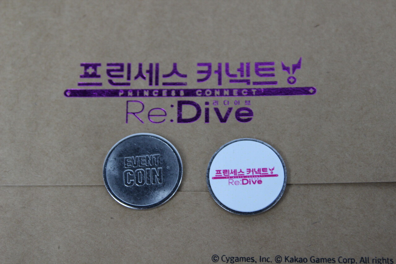 현장 관람객들에게 제공되는 이벤트 코인. 유저들은 해당 코인을 뽑기 기기에 넣고 돌려 당첨된 순서에 따라 각종 굿즈를 얻을 수 있다. [사진=김민우 기자]