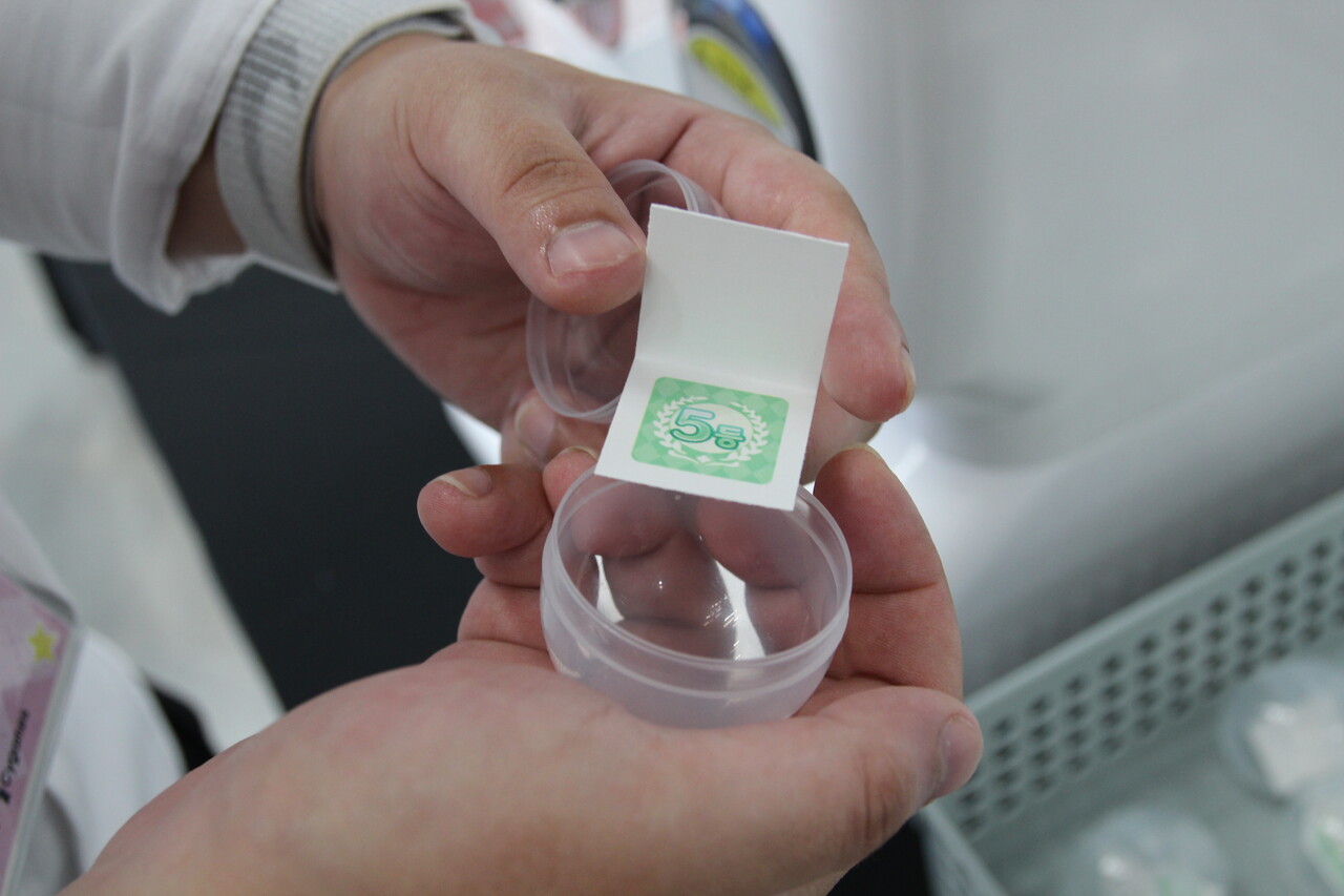 코인을 넣고 돌려 나온 뽑기 모형. '5등'이라고 적혀있다. 5등에 당첨된 관람객에게는 캐릭터 스티커가 상품으로 제공된다. [사진=김민우 기자]