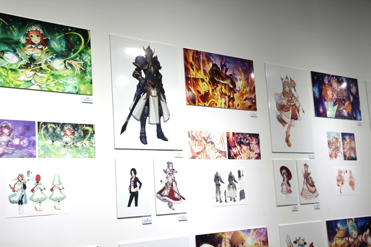 전시회에 마련된 인게임 캐릭터 일러스트 전경. [사진=김민우 기자]