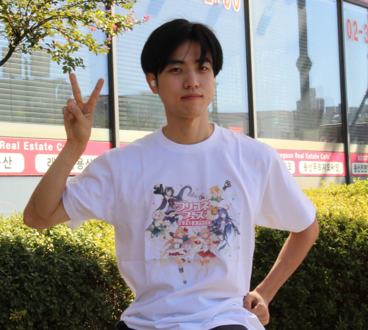 이날 오전 9시부터 현장에서 대기한 김승연씨. 김씨는 "100일 이벤트때부터 게임을 해왔다"며 "꾸준히 하면 누구나 즐길 수 있는 유저 친화적인 운영이 장점"이라고 말했다. 그는 지난 2022년 게임 경연대회 입상으로 받은 티셔츠를 입고 현장을 찾았다. [사진=김민우 기자]