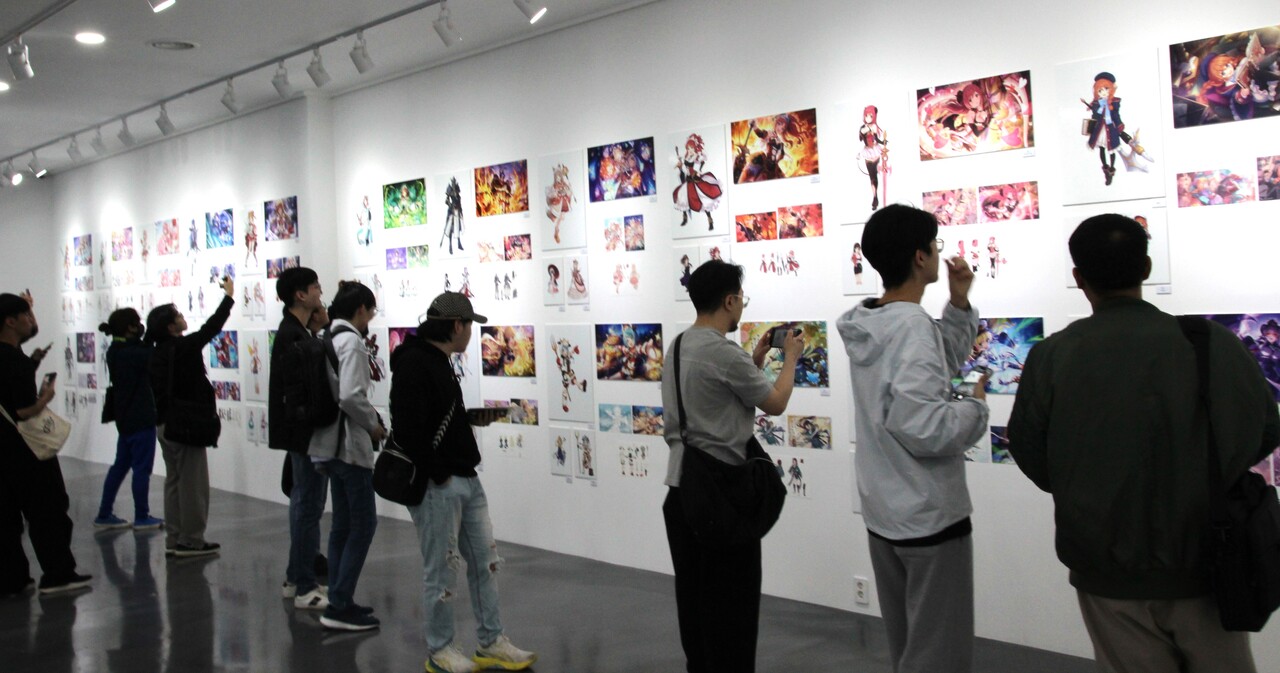 이날 현장에서 유저들의 가장 많은 관심을 얻은 곳은 '일러스트' 존이었다. 일러스트 존에서는 캐릭터 디자인 및 일러스트가 탄생하기까지의 과정을 알 수 있는 러프화 및 원화가 전시돼 있다. [사진=김민우 기자]