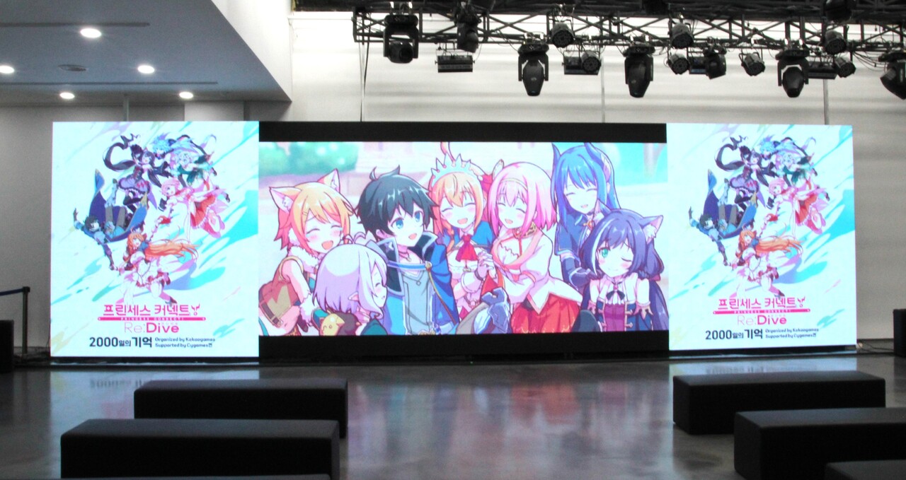 일러스트 존 건너편에는 게임 내 캐릭터들을 영상으로 제작된 디스플레이 존이 마련돼 있다. 현장 관람객들은 바로 앞에 마련된 의자에 앉아 영상을 관람할 수 있다. [사진=김민우 기자]