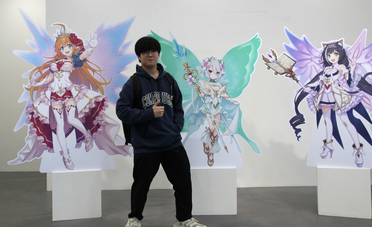 도주훈씨가 포토존에서 기념 사진을 촬영하고 있다. 경기도 동탄에서 현장을 찾은 도씨는 "각 캐릭터에 풀더빙을 제공하고 있는 것과 캐릭터 그림체가 한 가지로 통일돼서 만족감이 아주 크다"고 말했다.