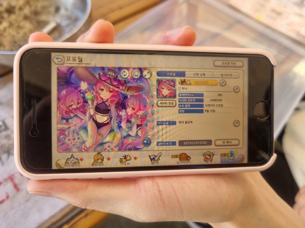 조씨가 기자에게 보여준 자신의 계정. 높은 캐릭터 전투력이 인상적이다. [사진=김민우 기자]