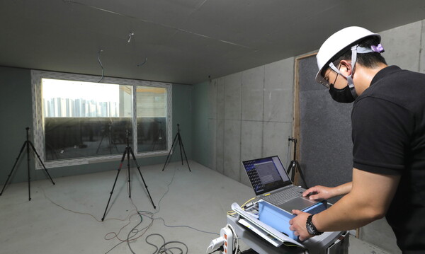 DL이앤씨 직원이 한 신축 아파트 공사 현장에서 중량 충격음 테스트를 진행하고 있다. [DL이앤씨 제공=뉴스퀘스트]