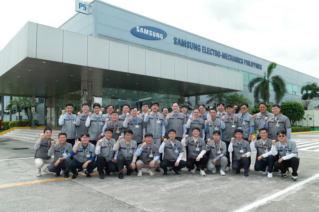 이재용 삼성전자 회장이 지난 6일 필리핀 라구나주 칼람바시에 위치한 삼성전기 필리핀 법인을 찾아 현지 임직원들과 기념 사진을 촬영하고 있다. [삼성전자 제공=뉴스퀘스트]