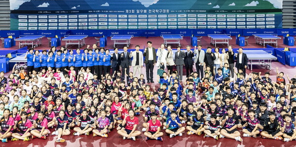 '제3회 일우배 전국 탁구대회'에서 조원태 한진그룹 회장(가운데) 및 주요 관계자들이 대회에 참가한 선수들과 기념 사진을 촬영하는 모습 [한진그룹 제공=뉴스퀘스트]