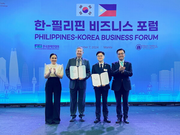 두산에너빌리티가 7일(현지시각) 필리핀 마닐라에서 열린 ‘한-필리핀 비즈니스 포럼’에서 필리핀 민자발전사인 퀘존파워와 복합화력발전소 추진을 위한 업무협약을 체결했다. (사진 왼쪽부터) 크리스티나 알데게르 로케 필리핀 통상산업부 장관, 퀘존파워 프랭크 티엘  CEO, 김정관 두산에너빌리티 부사장, 최상목 경제부총리. [두산에너빌리티 제공=뉴스퀘스트]