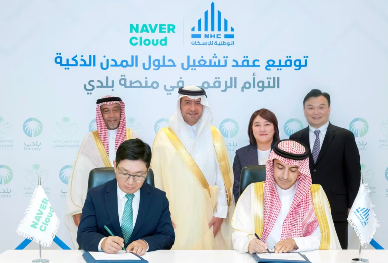 네이버는 지난 7월부터 사우디아라비아 5개 도시를 대상으로 한 디지털 트윈 플랫폼 구축 프로젝트에 본격 착수했다. (좌측 상단부터 시계방향대로) 자치행정주택부 이합 알하샤니(Ihab Al-hashani) 차관, 마제드 알 호가일(Majed Al-Hogail) 장관, 채선주 네이버 대외/ESG 정책 대표, 석상옥 네이버랩스 대표, NHC 라이얀 알아킬(Rayan Al-Aql) CSO, 김유원 네이버클라우드 대표. [네이버 제공=뉴스퀘스트]