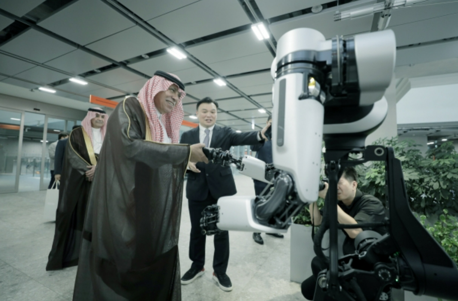 지난 7우러 29일 네이버 1784를 방문한 마지드 알 카사비 사우디아라비아 상무부 장관이 로봇팔 앰비덱스를 체험하고 있다. [네이버 제공=뉴스퀘스트]