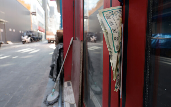 9일 한국경영자총협회이 발표한 ‘최근 소매 판매 현황과 시사점’ 보고서에 따르면 올해 상반기 소매판매액지수(불변지수 기준) 증가율은 전년 동기 대비 2.4% 감소한 것으로 분석됐다.  서울 중구 명동의 한 폐업한 매장 문틈에 수도요금청구서가 꽂혀있는 모습. [사진=연합뉴스]