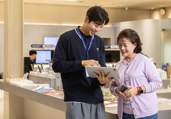 SK텔레콤은 전국 공식인증대리점에서 노년층 눈높이 맞춘 디지털 격차 해소 교육을 강화하고, 방문 고객에 사이버금융범죄보험 1년 무료 이용 기회를 제공하는 등 시니어 친화 서비스를 선보인다고 10일 밝혔다. [SK텔레콤 제공=뉴스퀘스트]