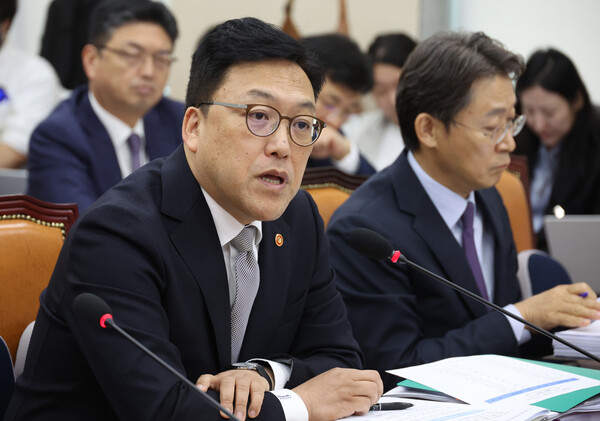 김병환 금융위원회 위원장은 10일 국회 정무위원회의 금융위원회 국정감사에서 금융투자소득세 시행 시 우려 사항들을 지적하는 강명구 국민의힘 의원 질의에 "효과가 실제 어떠냐는 부분을 떠나 금투세 관련해서는 어떻게든 불확실성을 꺼야 한다"고 답했다. [사진=연합뉴스]