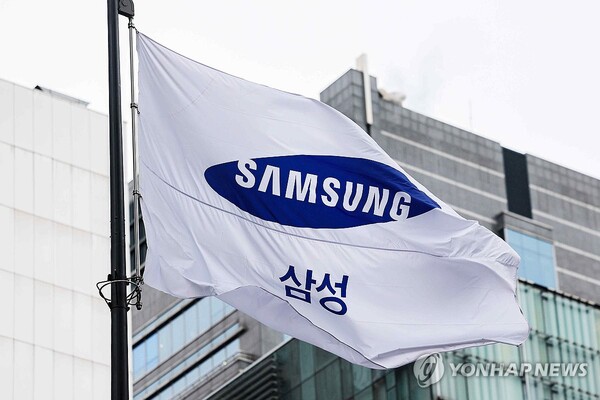삼성전자가 시장 기대치를 하회하는 3분기 잠정 실적을 발표한 가운데 메모리 반도체 분야에서 SK하이닉스의 영업이익 추월이 유력하다는 전망이 나온다.  [사진=연합뉴스]