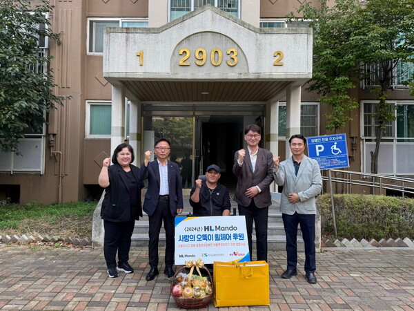 HL만도와 한국교통안전공단이 지난 9월 26일 경기도 용인시 기흥구 동백동에 거주하는 수혜자 자택을 방문하여 ‘사랑의 오뚝이 휠체어’ 기증식을 가졌다. HL만도 People & Culture실 실장 정기훈 상무 (오른쪽 끝에서 두 번째), 한국교통안전공단 장찬옥 교통안전본부장(왼쪽 끝에서 두 번째) [HL만도 제공=뉴스퀘스트] 