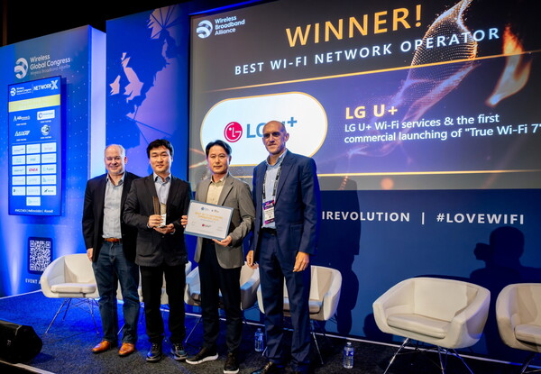 LG유플러스가 지난 9일(현지시간) 프랑스 파리에서 열린 ‘2024 WBA 인더스트리 어워드’에서 ‘최고 와이파이 네트워크 사업자상’을 수상했다. 사진은 시상식에 참석한 송대원 기술개발그룹장(오른쪽 두번째)과 노정민 홈디바이스개발팀장이 수상 후 기념 촬영을 하는 모습. [LG유플러스 제공=뉴스퀘스트]