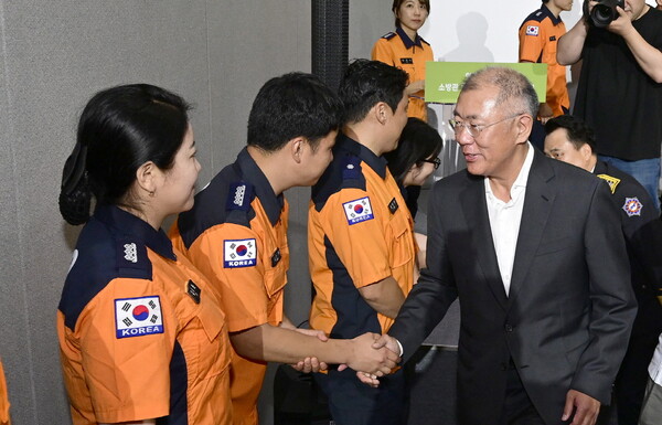 정의선 현대차그룹 회장이 지난 6월 소방관 회복지원 수소전기버스 전달식에 참석해 소방관들과 악수하며 인사하고 있다. [현대자동차그룹 제공=뉴스퀘스트]