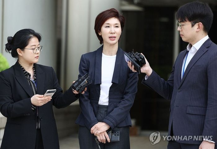 노소영 아트센터 나비 관장이 지난 4월 서울고등법원에서 열린 SK 최태원 회장과의 이혼 소송 항소심 공판을 마친 뒤 법정을 나서며 발언하고 있다