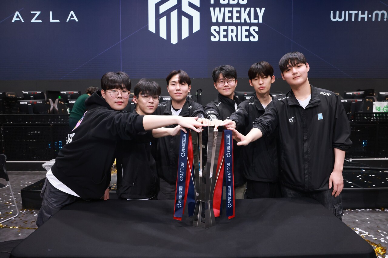 국내 최고 배틀그라운드 e스포츠 팀을 가리는 'PWS 페이즈2' 대회에서 광동 프릭스가 우승컵을 거머쥐었다. 사진은 (왼쪽부터) '플리케' 김성민 감독. '규민' 심규민 선수. '헤븐' 김태성 선수. '살루트' 우제현 선수. '헤더' 차지훈 선수. [크래프톤 제공=뉴스퀘스트]