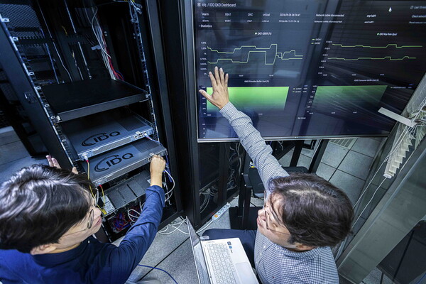 SK텔레콤이 양자암호 양대 기술로 평가되는 최신의 PQC 표준 알고리즘과 기존의QKD 시스템을 결합한 ‘QKD-PQC 하이브리드형 양자암호’ 제품을 출시했다고 15일 밝혔다. SKT와 QKD 제품 보유기업인 아이디퀀티크(IDQ) 구성원들이 해당 제품을 테스트하는 모습. [SK텔레콤 제공=뉴스퀘스트]