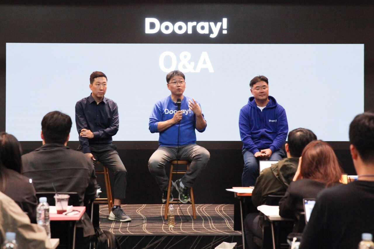 NHN두레이가 지난 15일 판교 사옥에서 기자간담회를 열고 'Dooray!' 사업 성과와 향후 전략을 소개했다. 사진은 (왼쪽부터)  이록규 NHN AI 기술랩 랩장, 백창열 NHN두레이 대표, 박형민 NHN두레이 사업부장. [NHN 두레이 제공=뉴스퀘스트]