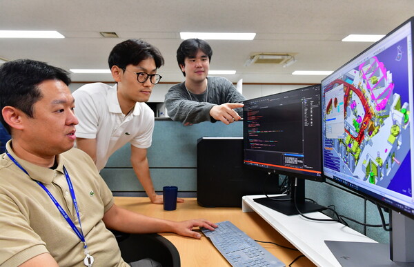 프레스 금형 자동설계 시스템으로 설계되는 도면을 확인하는 모습 [