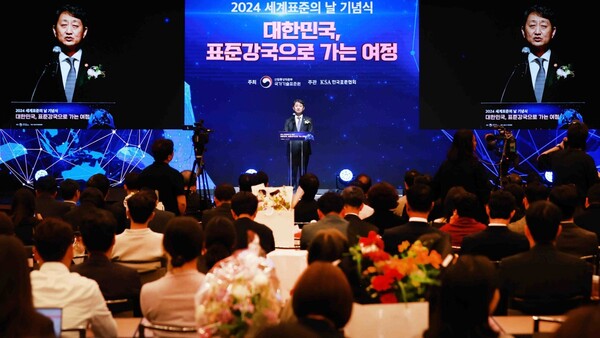 산업통상자원부는 17일 오전 '제3차 산업디지털전환위원회'를 개최하고 2030년까지 AI를 적용한 기술개발 프로젝트 600개를 추진한다고 밝혔다. 사진은 지난 15일 '2024년 세계 표준의날' 기념식에 참석한 안덕근 산업통상자원부 장관 모습 [산업통상자원부 제공=뉴스퀘스트]