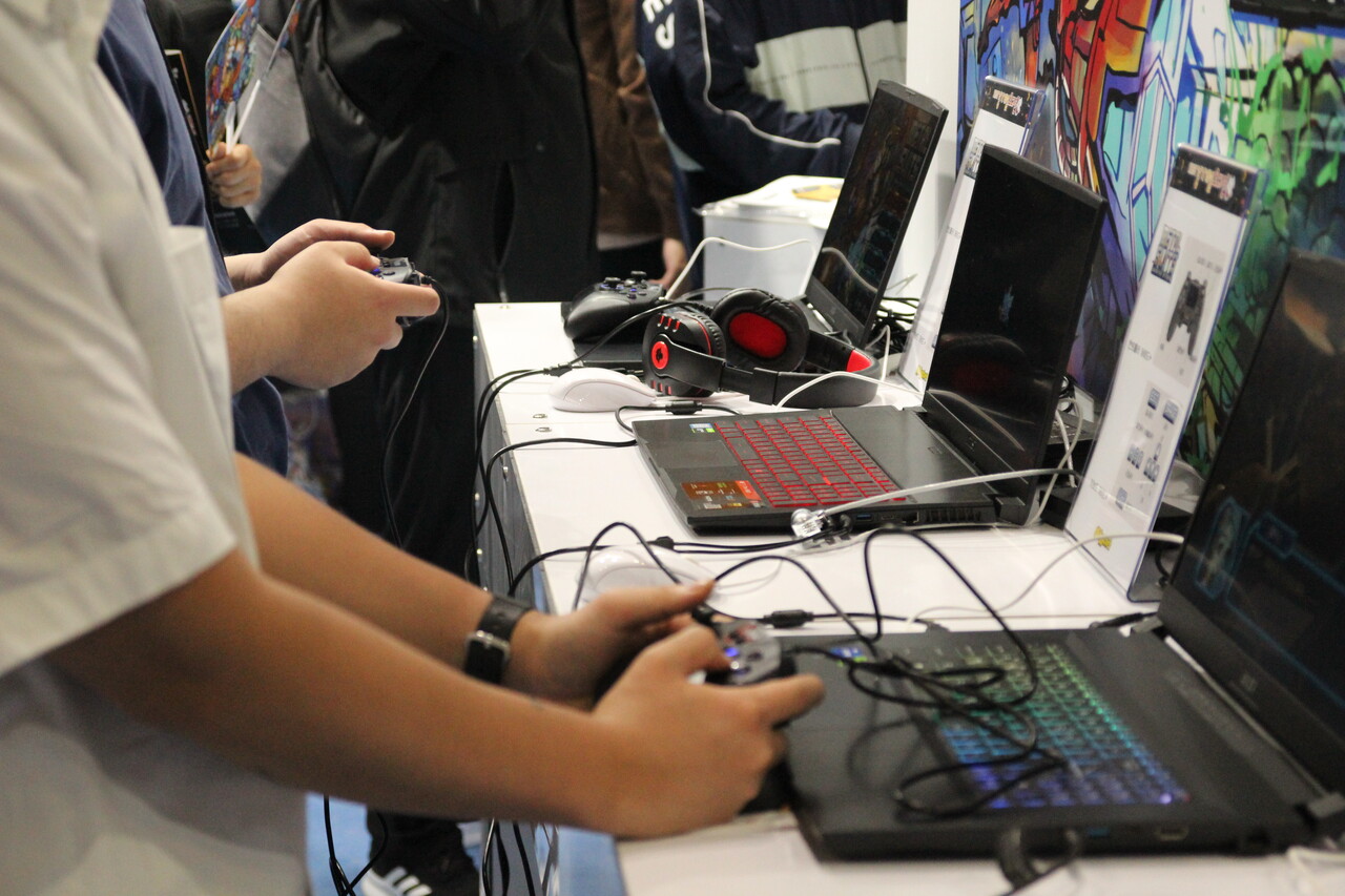 지난 5월 23일 경기도 고양시 일산 킨텍스에서 열린 '인디크래프트'. 유저들이 콘솔 조작기로 게임을 플레이하고 있다.기사 본문과는 구체적인 관련 없음. [사진=김민우 기자]