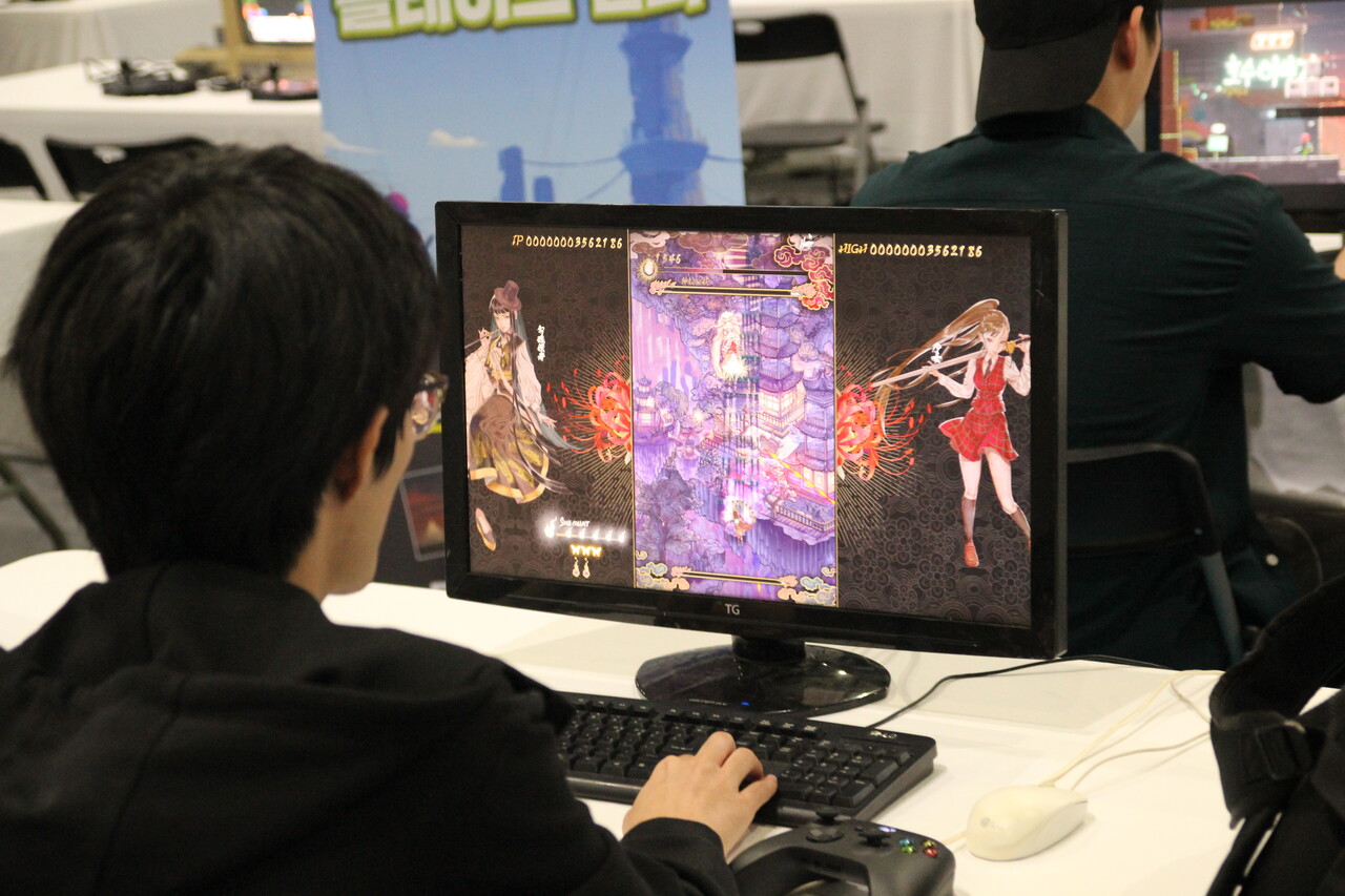 지난 5월 23일 경기도 고양시 일산 킨텍스에서 열린 '인디크래프트'. 관람객이 '추억의 게임장'에서 게임을 플레이하고 있다. 기사 본문과는 구체적인 관련 없음 [사진=김민우 기자]