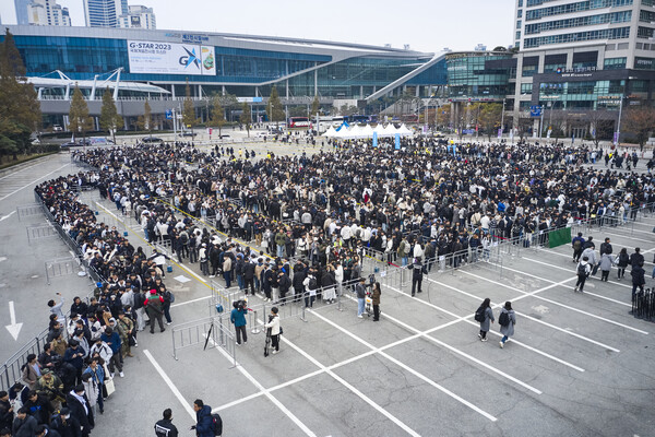 지난해 11월 16일 열린 '지스타 2023' 개막식 첫날 입장을 기다리는 관람객들. 기사 본문과는 구체적인 관련 없음. [한국게임산업협회 제공=뉴스퀘스트]