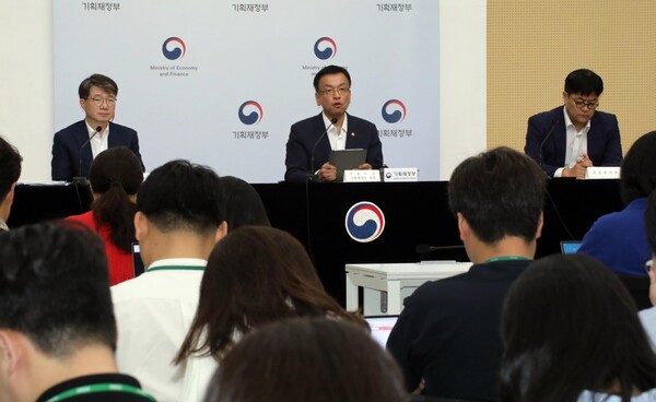 내년 예산안을 설명하는 최상목 부총리 겸 기획재정부 장관(가운데). [사진=연합뉴스]