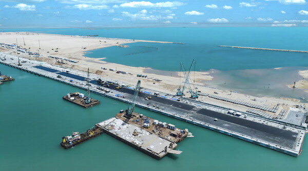 대우건설 이라크 알포신항만현장 안벽공사 전경 [대우건설 제공=뉴스퀘스트]