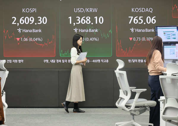  한국거래소에 따르면 코리아 밸류업 지수가 발표된 지난 9월 30일부터 10월 17일 사이 개인투자자는 코스피 시장에서 약 3조 2424억원을 사들인 반면에 외국인과 기관은 각각 2조 7388억원, 9178억원을 순매도한 것으로 집계됐다.  서울 중구 하나은행 본점 딜링룸. [사진=연합뉴스]