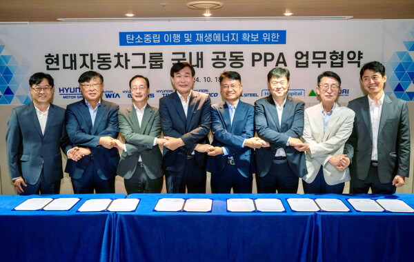 (사진 왼쪽부터) 송두순 현대케피코 기획실 상무, 이대형 현대종합특수강 경영관리본부 상무, 이동훈 현대건설 개발사업부 상무, 한용빈 현대차그룹 부사장, 문병섭 현대글로비스 안전환경경영실 상무, 황윤목 현대위아 전략추진실 상무, 유흥목 현대캐피탈 경영지원본부 상무, 공기원 현대트랜시스 전략지원팀 팀장이 업무협약 체결 후 기념 촬영을 하고 있다. [현대자동차그룹 제공=뉴스퀘스트]