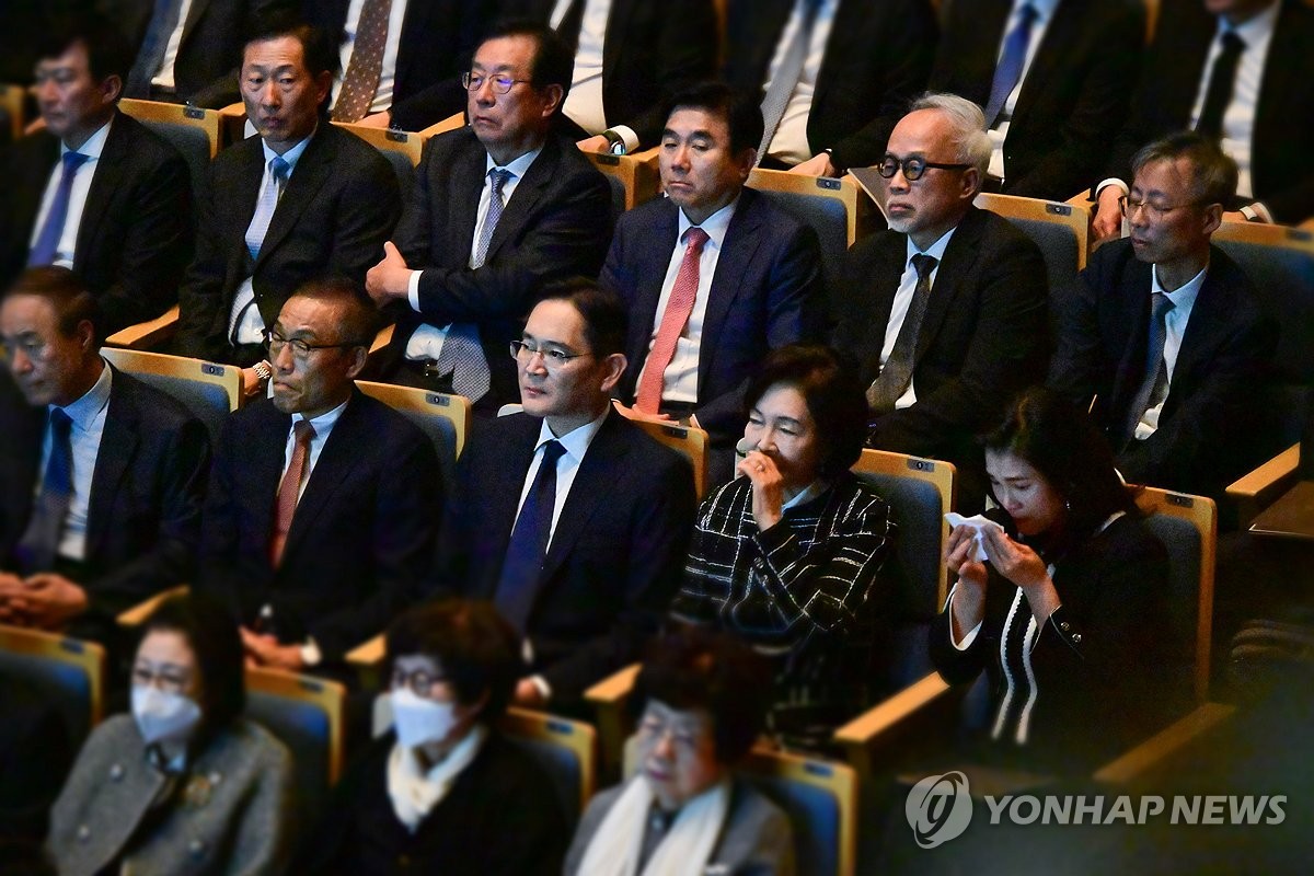 이재용 삼성전자 회장과 홍라희 전 삼성미술관 리움 관장, 이서현 삼성복지재단 이사장이 지난해 10월 19일 경기도 용인 삼성전자 인재개발원 콘서트홀에서 열린 '이건희 선대회장 3주기 추모 음악회'를 관람하고 있다. [사진=연합뉴스]