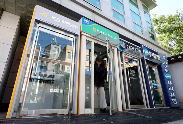 금융정보업체 에프앤가이드에 따르면 KB금융·신한·우리·하나(가나다 순) 등 4대 금융지주의 올해 3분기 당기순이익에 대한 시장 전망치는 총 4조 7874억원으로 집계됐다. 서울 시내 설치된 은행별 ATM 기기 모습. [사진=연합뉴스]