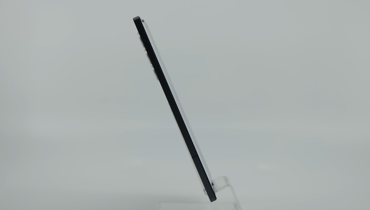 갤럭시 Z 폴드 스페셜 에디션 측면. 두께 10.6mm, 무게 236g으로 전작인 '갤럭시 Z폴드6'와 비교시 1.5mm 얇고 3g 가볍다. [삼성전자 제공=뉴스퀘스트]